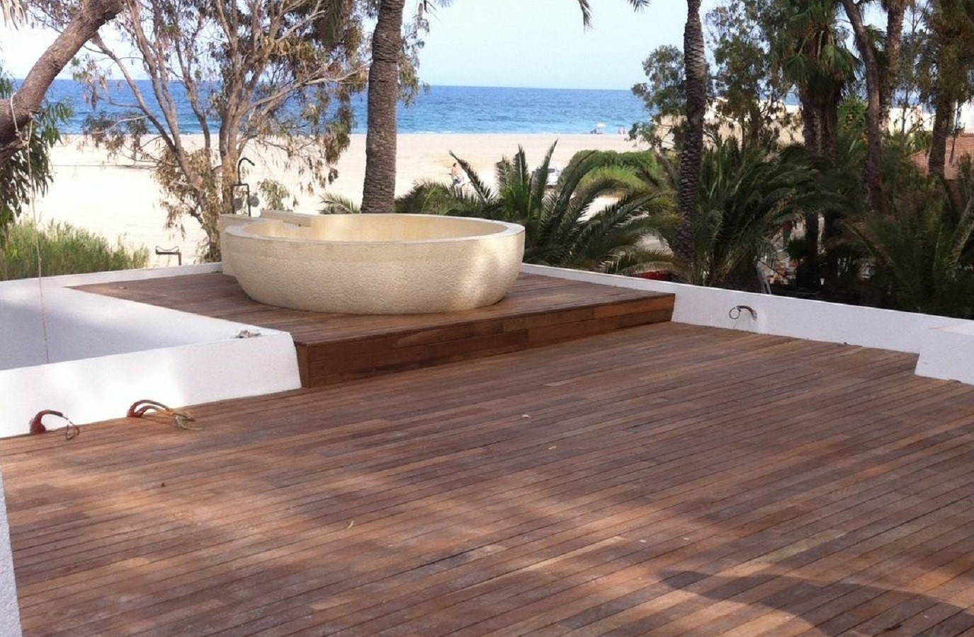 Proyectos de exterior Más Madera: Revestimiento con madera de Ipé zona exterior de un hotel en Mojácar (Almería)