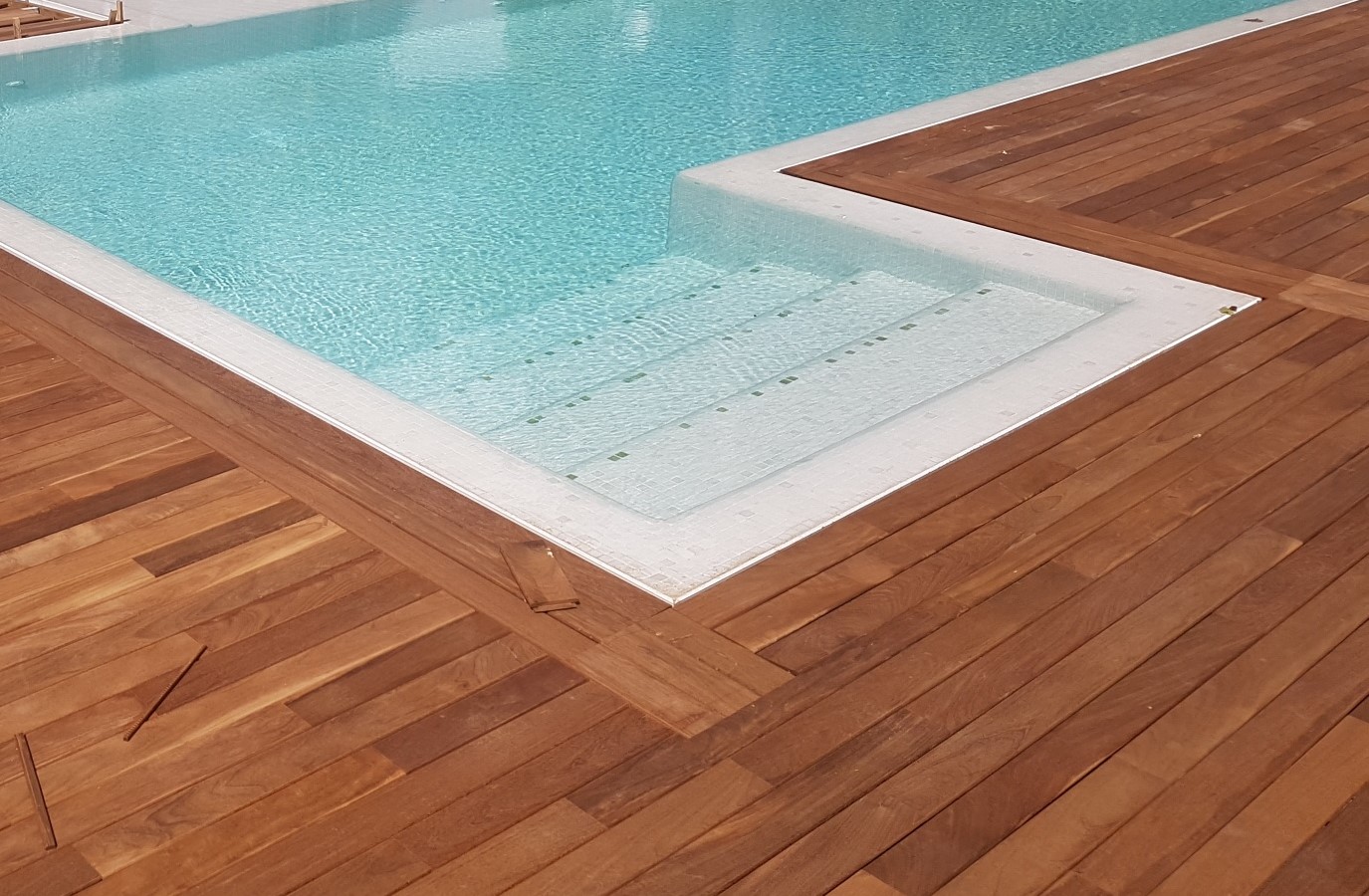 Proyectos de exterior Más Madera: Revestimiento con madera de Ipé en piscina de Puerto Banús (Marbella)