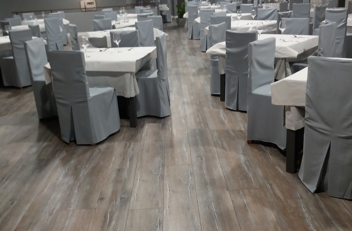Proyectos de interior Más Madera:  Instalación de suelo laminado AC5 12 mm indicado para restaurantes