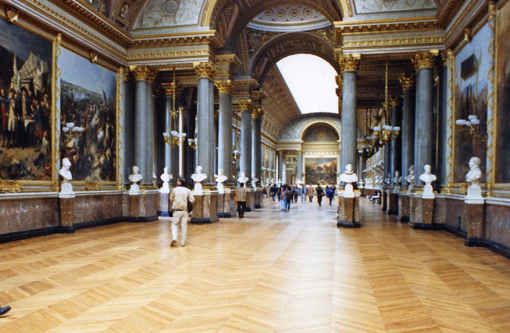 La tarima Punta Hungría decora los pasillos del Museo del Louvre