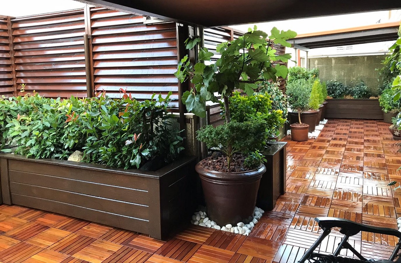 Proyectos de exterior Más Madera: Instalación de losetas de madera de estoraque en una terraza de un restaurante en Galicia